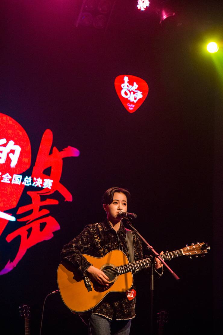 第四屆“雅馬哈吉他女聲彈唱大賽”總冠軍出爐<br />溫格奪冠，董冬冬擔(dān)任評(píng)委